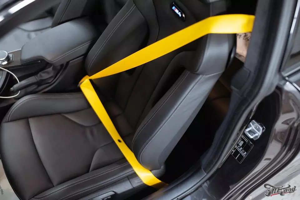 BMW M4. Установка желтых ремней безопасности.